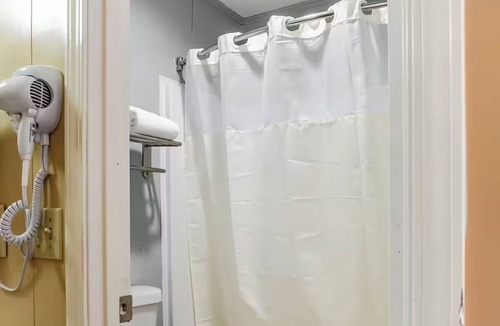 Ridgeland Hotel | 4 Clean King Bed Room Near Local Dining + Attractions in Ridgeland