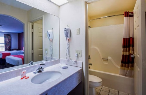 Port Allen Hotel | 4 Relaxing Rooms Conveniently Near LSU | Relax Close to Dining