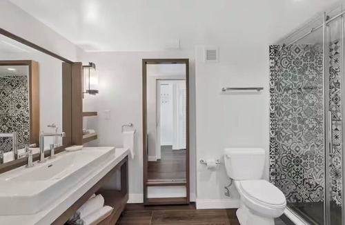 Rock Harbor Hotel | 4 Rooms w/2 Queen Partial Waterfront & Balcony