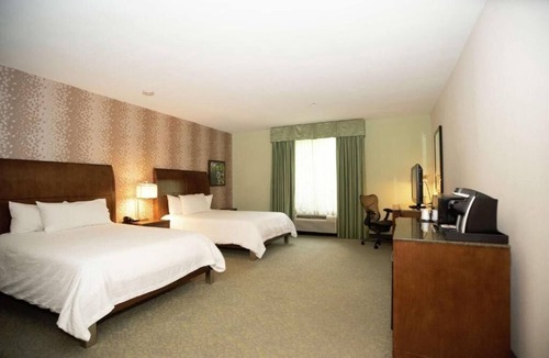 Covington Hotel | 4 Rooms with 2 Queens for Families with Modern Amenities Near Lake Pontchartrain