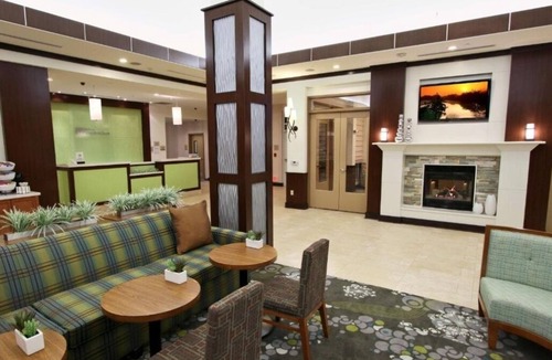 Covington Hotel | 4 Rooms with 2 Queens for Families with Modern Amenities Near Lake Pontchartrain