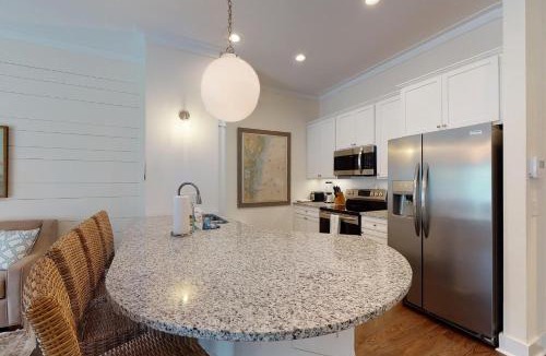 King City House | 400 Ocean King Poolside Suite