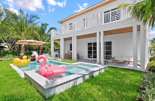 Lake Worth House | 4BR/7BA Lux Pool with Guest House-5 min from Beach