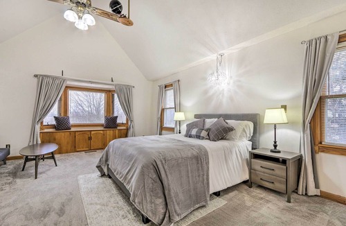 Pickerington Cottage | 5-acre Vacation Home w/Woods & Hiking Ground