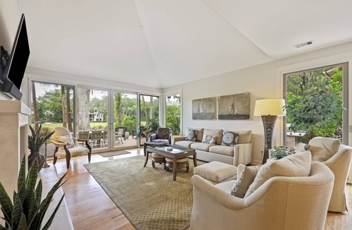 Beach Lagoon House | 5 bedroom luxurious retreat overlooking the lagoon