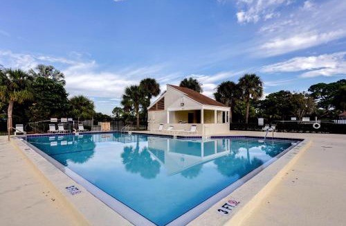 Jupiter Village House | 5 Mi to Beach: Jupiter Townhome w/Pool Access