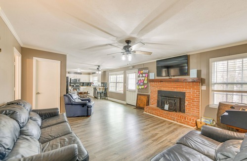 LaGrange House | 5 Mi to West Point Lake: Group Getaway Near Town