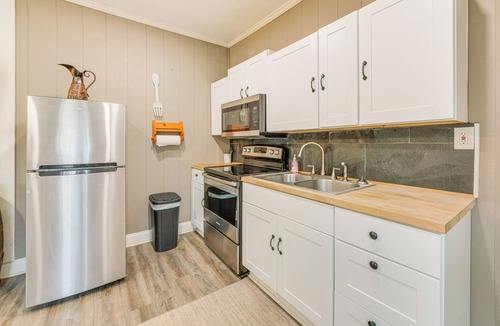 LaGrange House | 5 Mi to West Point Lake: Group Getaway Near Town