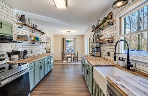 Seneca Cabin | 5 Min From Clemson + Salt Water Hot Tub + Game Room + BAR + 5 King Beds!