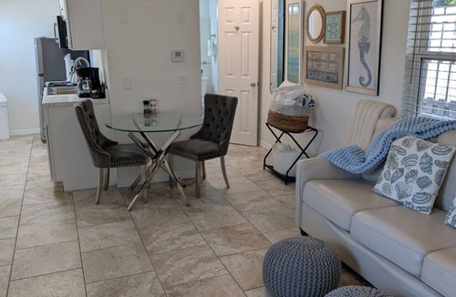 Siesta Key Hotel | #5-One Bedroom Suite-3min walk to Siesta Key Beach,Heated Pool,Full Kitchenette