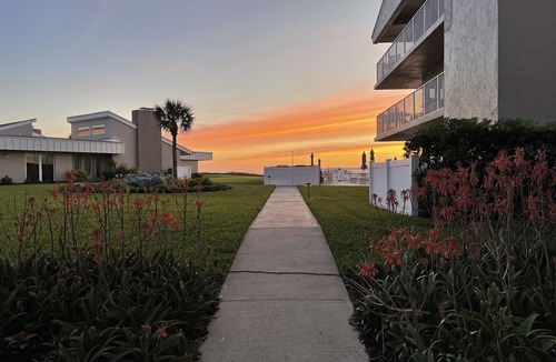 New Smyrna Beach Condo | 5 Star Beachfront Condo 3 BED 2 BATH 1st FLOOR NONDRIVING BEACH