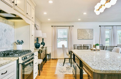 Tucker House | 5BR/3BATH Comfort-Spacious Home w/Sunroom - In the heart of Tucker!