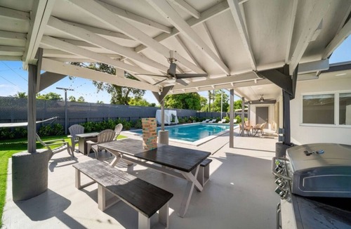 Central Fort Lauderdale Villa | 5br/3bth Luxury villa with private backyard oasis