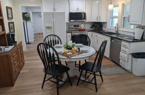 Chesnee House | 5BR Hood Oaks Farm~King Bed+Sunrm+FirePt/nr Mtns+Lakes+I-85 & 26+TIEC