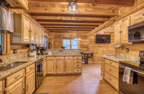 Ellijay Cabin | 5BR · Hot Tub · Theater · Games · BBQ · Peaceful with Forest Views · Sleeps 14