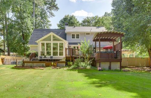 Snellville House | 6 Mi to Stone Mountain Park: Home w/Deck!