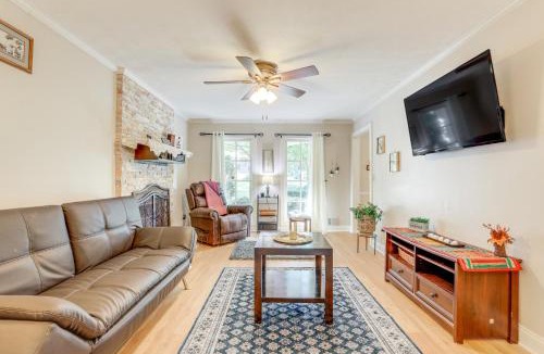 Snellville House | 6 Mi to Stone Mountain Park: Home w/Deck!