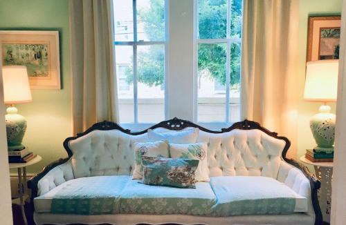 Mid-City House | 6BR 3 BA HUGE, Balcony, Cemetery, Streetcar sleeps 12!