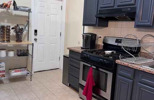 East Garfield Park House | 7-Bedroom 2-Flat Perfect for Groups — Near Train, Expressway, United Center