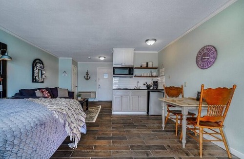 Hot Springs Hotel | #7 Main Channel - King Room (adjoining)