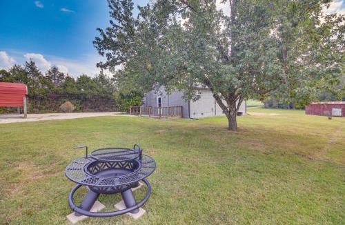 Glasgow House | 7 Mi to Barren River Lake: Quiet Getaway w/Yard!