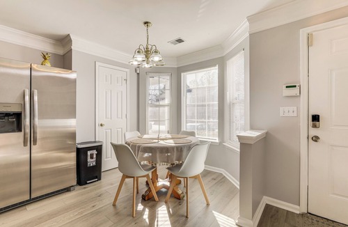 Southwestern House | 7 Mi to Mercedes-Benz Stadium & Dtwn: ATL Townhome