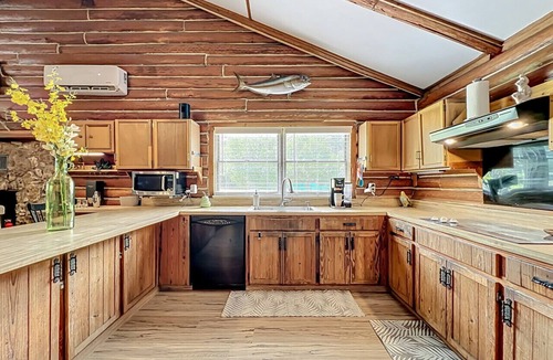 High Springs House | 8.5-Acre Hideaway Pool, Pet-Friendly Retreat