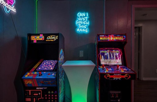 Avondale House | 8 BR Theater Game Room Fire Pit Sleeps 15