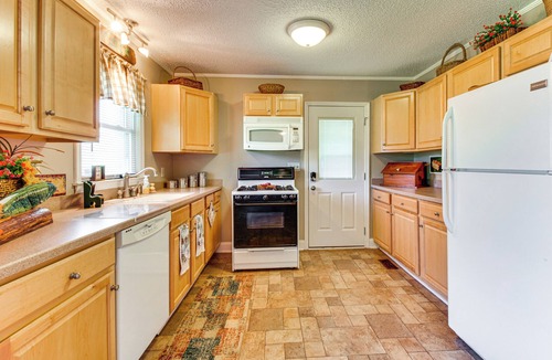Seneca House | 8 Mi to Clemson: Peaceful Family Home w/Yard
