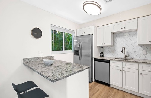 Lighthouse Point Apartment | 8 Room Family Retreat ~ Prime Location ~ Heated Pool ~ 9 Min. Walk to Beach + Nightlife