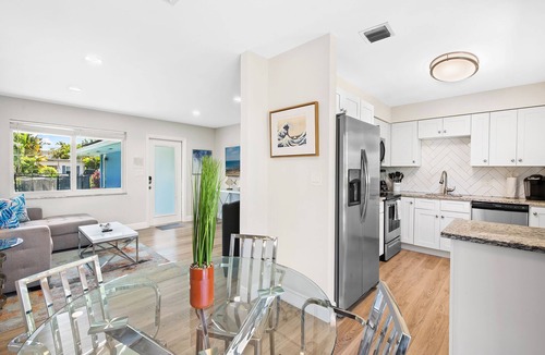 Lighthouse Point Apartment | 8 Room Family Retreat ~ Prime Location ~ Heated Pool ~ 9 Min. Walk to Beach + Nightlife