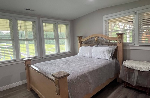 Chesnee Cabin | 88-acre w/Lodge, pavilion, and lake in SC! Sit back and relax at VSL!