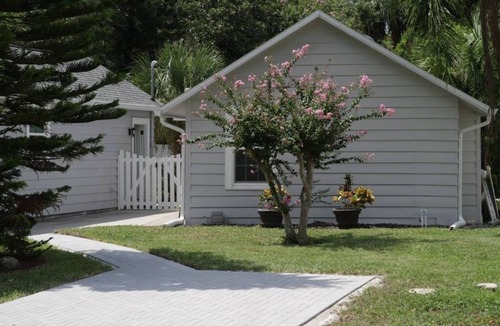 College Park House | 8th Green Cottage "A relaxing Oasis in the city" Guesthouse