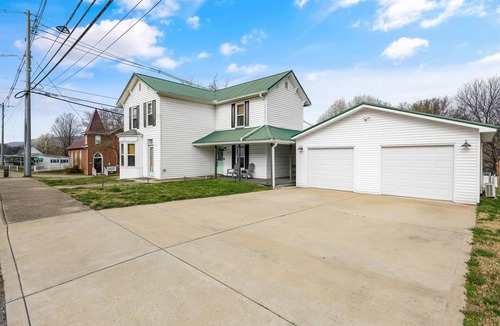 Coalfield House | 9 min to Windrock/12 min to Oak Ridge-Sleeps 6+/2 car garage/Full Laundry