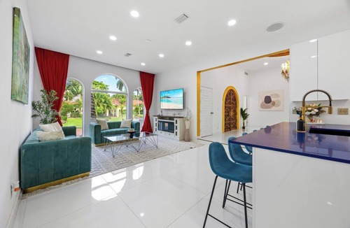Tamarac Villa | 9000ft Mega Retreat, Jacuzzi Basketball & tennis court +Lake 11 BR 7.5 Bathroomn