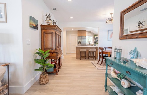 Hillmans House | A Beautiful Bungalow in a Tropical Oasis-Walk to historic district & beaches!