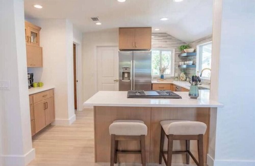 Hillmans House | A Beautiful Bungalow in a Tropical Oasis-Walk to historic district & beaches!