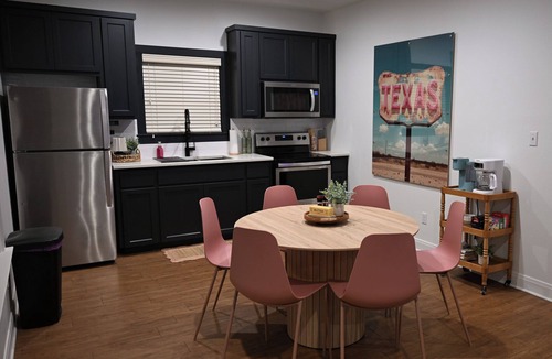 Lexington Cottage | A central getaway for anyone craving charm, simplicity, and local flavor!