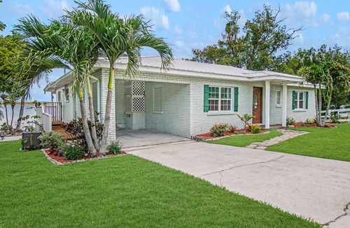 Lake Alfred House | A lakeside sunset delight near Disney, Universal, Sea World, Busch, LegoLand