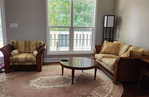 Maysville House | A picturesque getaway in a peaceful countryside lake setting.