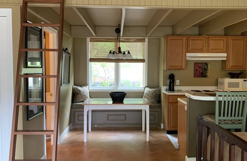 Ferndale Apartment | A QUIET RETREAT IN THE WOODS JUST A FEW MINUTES FROM THE CITY.