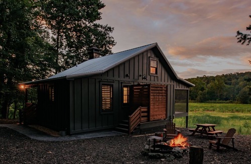 Rome Cottage | A secluded haven on 5,000 acres in NW Georgia, just 45 minutes from Atlanta and Chattanooga, and a quick 10-minute drive to downtown Rome. Explore private trails along the Etowah river, bask in wildlife, and gaze at mesmerizing stars. Your perfect es