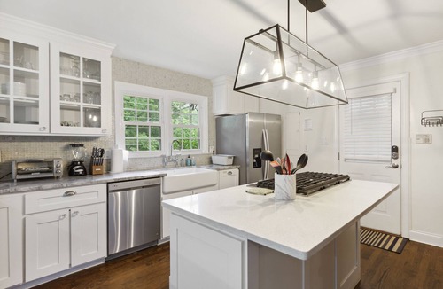 North Buckhead House | "A"Walk to Everything! Top Buckhead Restaurants, Phipps/Lenox Malls,Everything!