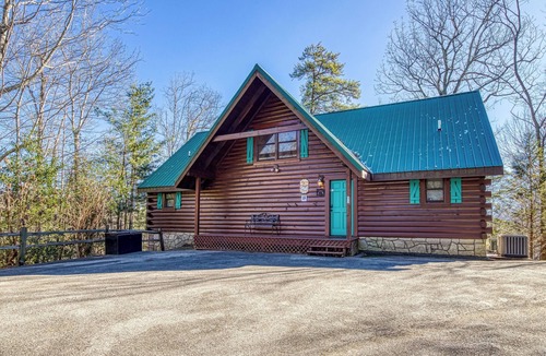 Black Bear Falls Cabin | ABOVE THE CLOUDS! 4 Bedroom in the Smokies!