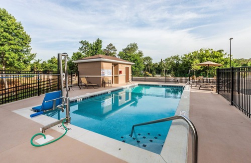 Farragut Apartment | Accessible 2 Queen Studio w/Kitchen + Breakfast