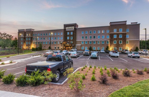 Farragut Apartment | Accessible 2 Queen Studio w/Kitchen + Breakfast