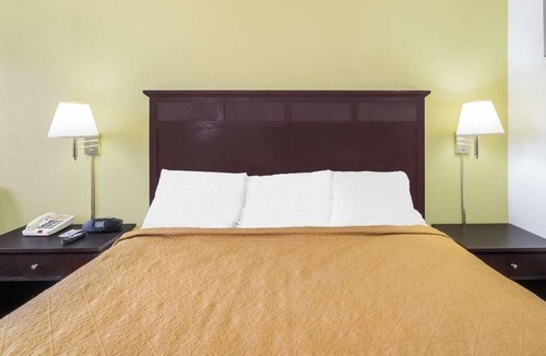 Lookout Valley Neighborhood Association Hotel | Accessible & Pet-friendly Unit! Free Parking, Seasonal Pool | Near Rock City!