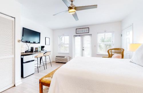 Gulf Place Apartment | Adorable studio for two just steps from the beach - shared pool & tennis courts