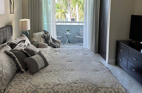 East Fort Lauderdale Hotel | ADORNED WITH BEAUTY, FRAMED NY NATURE, APARTMENT, BLK FROM BCH, ON INTERCOASTAL.