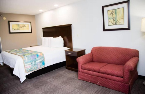 Mary Esther Hotel | Affordable Room Minutes to Wild Willy's Adventure Zone | Free On-site Parking